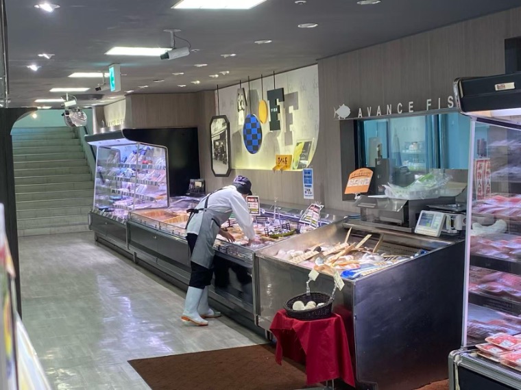 スーパーで働く様子1